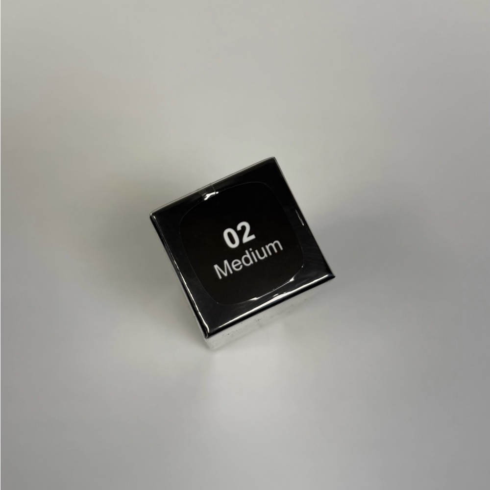 Luxe Color Changing Foundation - Medium 02 - NEW - Picture 3 of 4